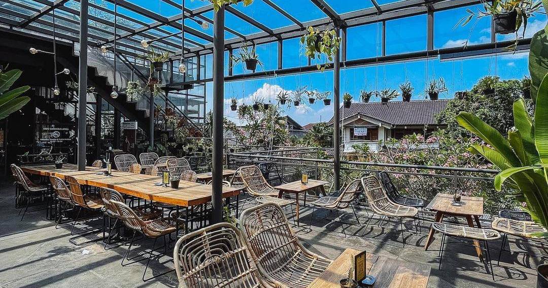 Instagram.com/2storiesbogor