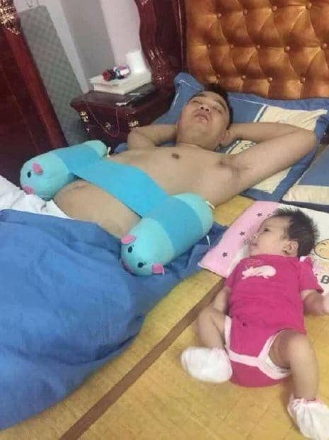 Bukan jaga anak, malah anak jaga bapak