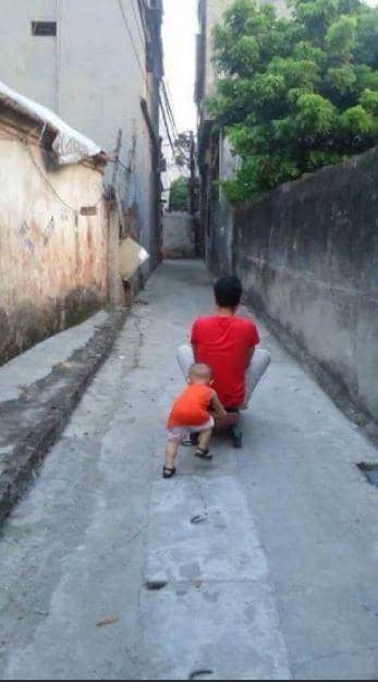 Anak disuruh dorong motor mainan