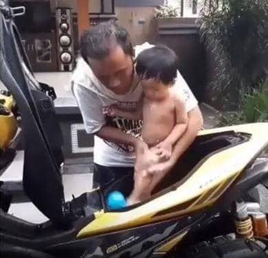 Bagasi motor kok jadi bak mandi anak
