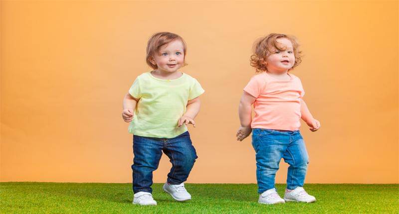 dua anak kecil bermain - freepik/master1305