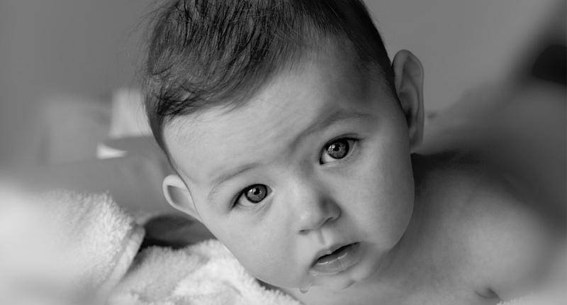 foto hitam putih bayi yang sedang mengiler - pixabay/dendoctoor