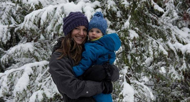 ibu dan bayi di musim dingin - freepik/wavebreakmedia-micro