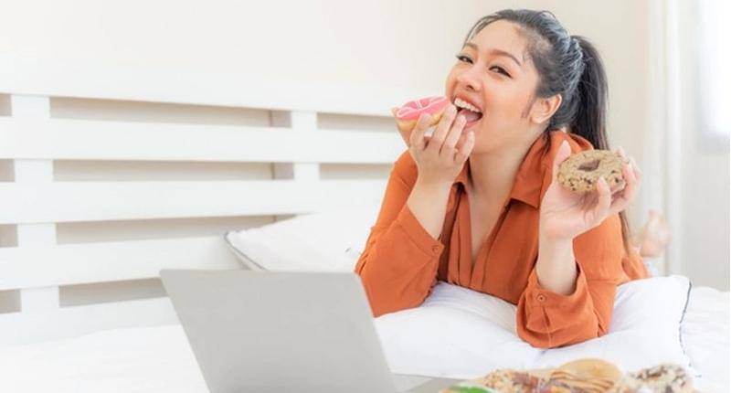 perempuan makan - freepik/jcomp