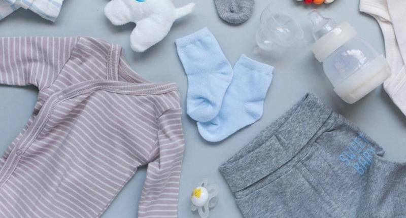 satu set pakaian bayi - freepik/valeria_aksakova