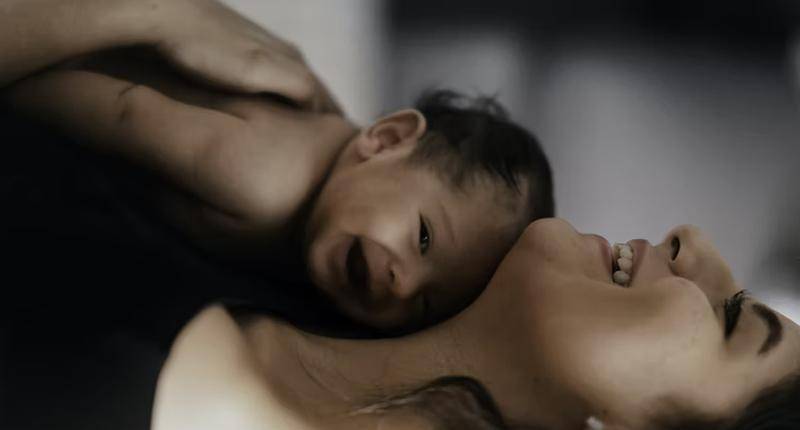 bayi di dekapan Mama - unsplash/Raul Angel