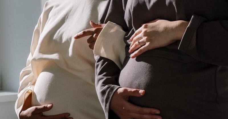 Ini alasan kenapa ibu hamil harus diberi duduk saat naik angkutan umum. - Pexels/Cottonbro