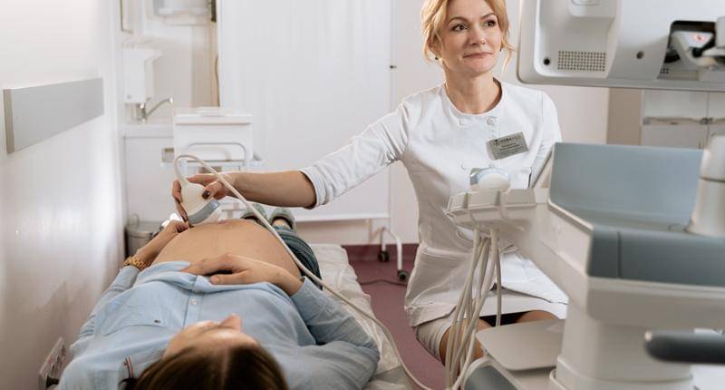 ibu hamil sedang diperiksa - pexels/mart productions