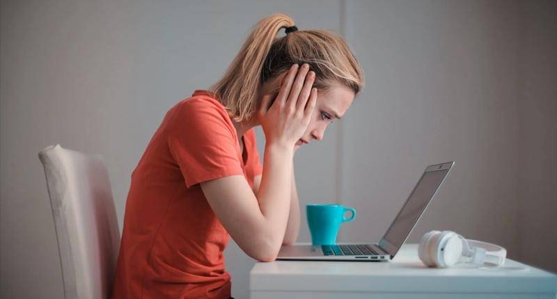 perempuan yang sedang memikirkan masalahnya - pexels/andrea piacquadio