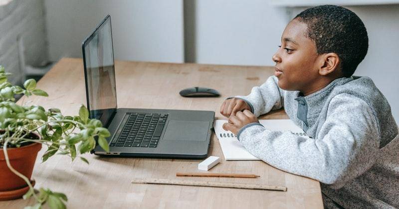 Pexels/Katerina Holmes