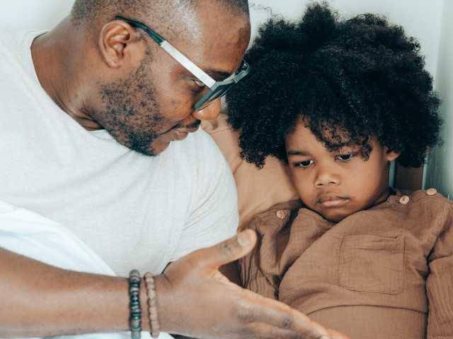 Papa bicara dengan dan anak