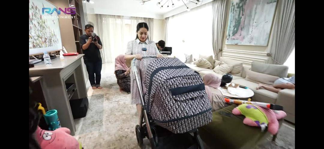 Stroller Dior Nagita Slavina - Youtube.com/Rans Entertainment