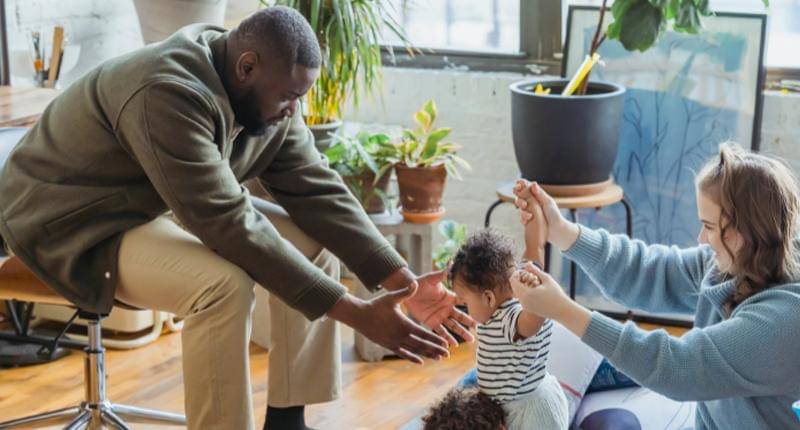 bayi belajar berjalan - pexels/keira burton