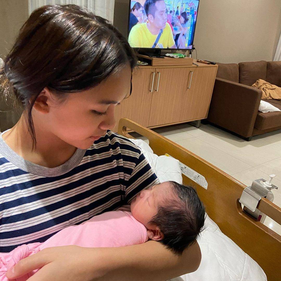 Neona menggendong baby Nakeya - Instagram.com/@ney_neo