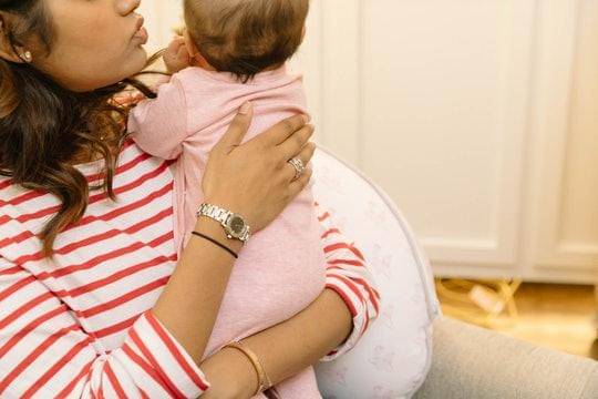 Bayi suka menjambak rambut Mama merupakan hal yang normal. Ini alasannya. - Romper.com