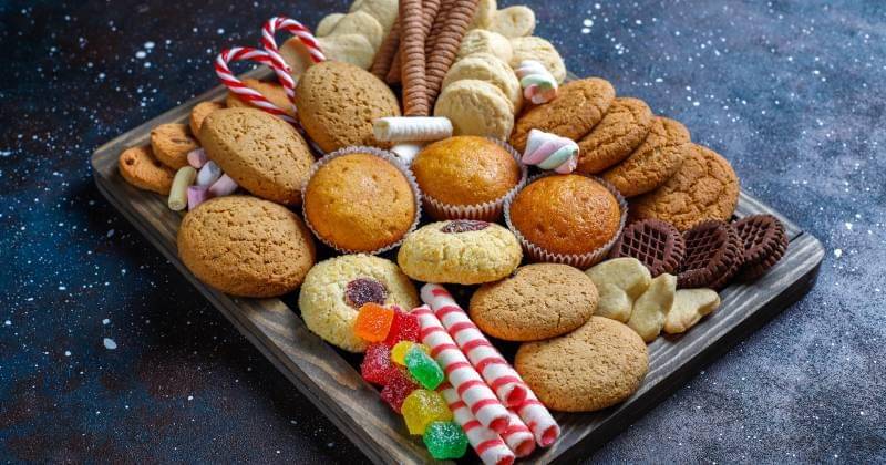 Ilustrasi camilan - Freepik/azebaijan_stockers