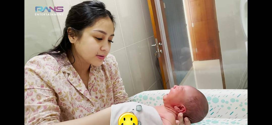 Nagita memandikan Rayyanza - Youtube.com/Rans Entertainment