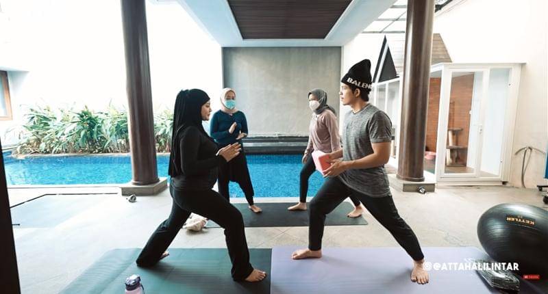 Aurel Hermansyah melakukan pregnancy yoga ditemani suami - youtube.com/AH