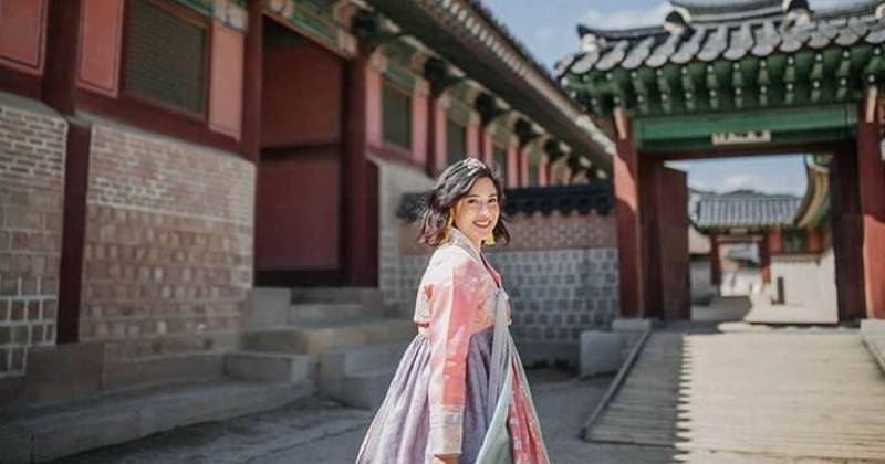 Dian Sastro pakai hanbok - Instagram.com/therealdisastr