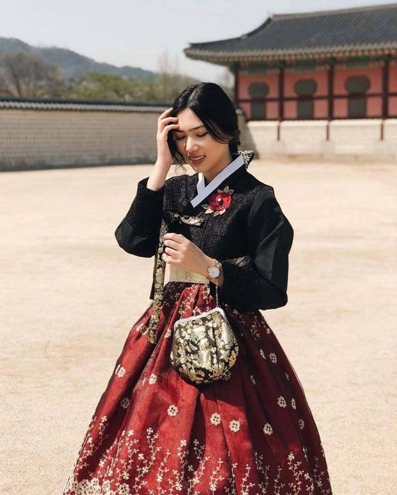 Isyana pakai hanbok - Instagram.com/isyanasarasvati