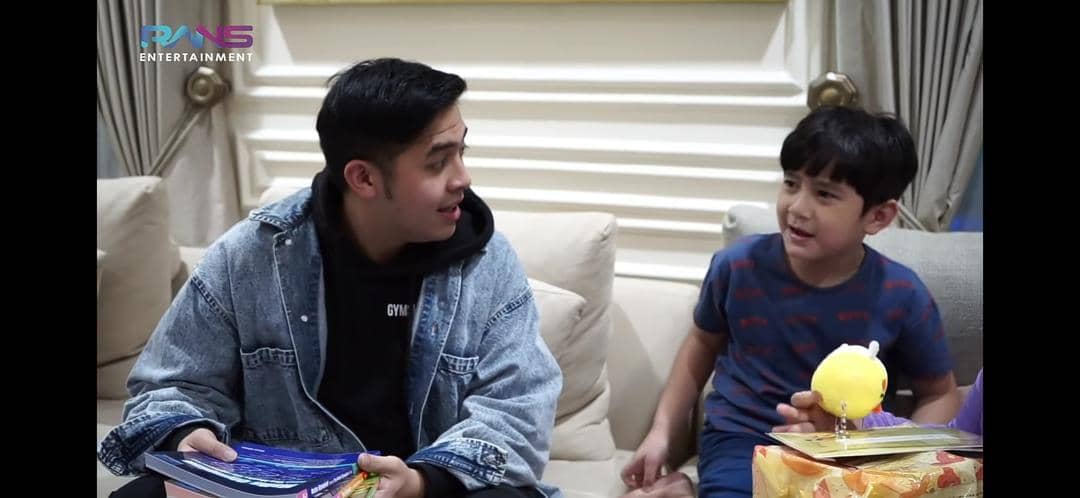 Jerome berbincang dengan Rafathar - Youtube.com/Rans Entertainment