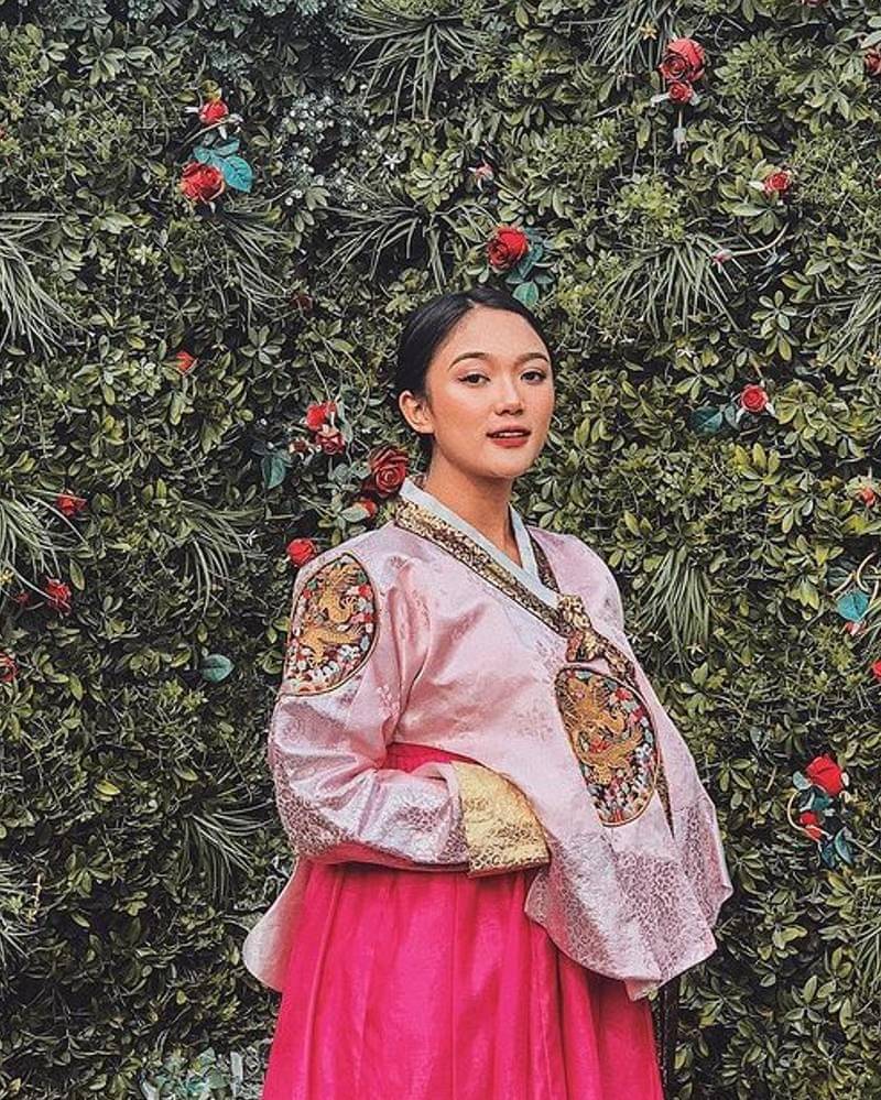 Marion Jola pakai hanbok - Instagram.com/lalamarionmj