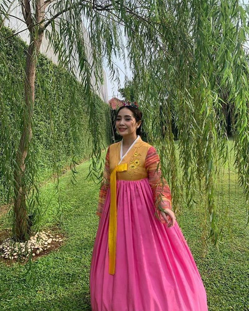 Nagita pakai hanbok - Instagram.com/merryraffiahmad
