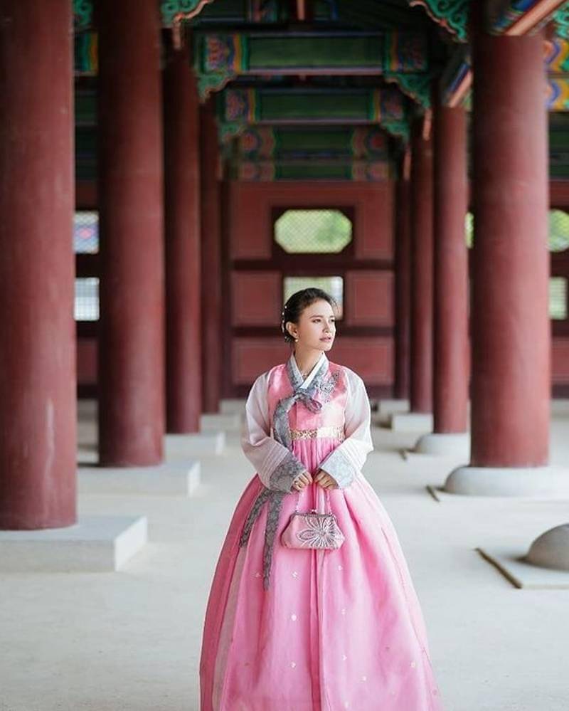 Rossa pakai hanbok - Instagram.com/itsrossa910