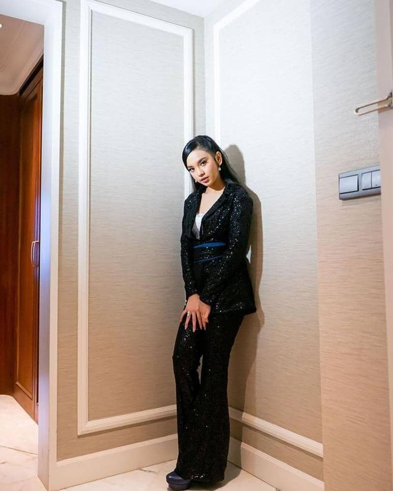 Lyodra saat memakai pakaian full hitam - Instagram.com/lyodraofficial