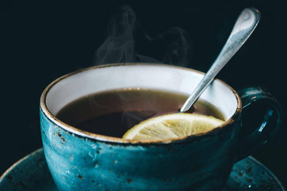 Mengonsumsi minuman dengan suhu 65 derajat Celcius ke atas perlu dihindari
