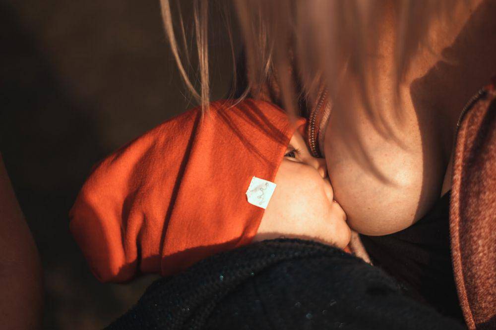 ilustrasi bayi minum ASI (unsplash.com/ Jan Kopřiva)