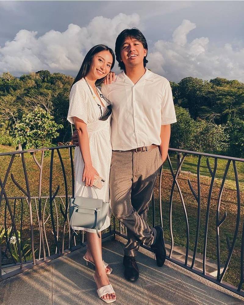 Clairine Clay dan Joshua mengenakan pakaian yang sederhana - Instagram.com/jojosuherman
