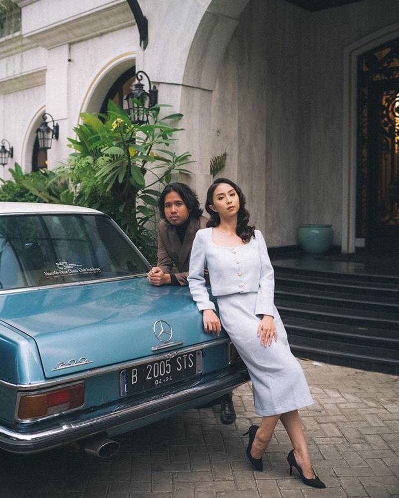 Clairine Clay dan Joshua memakai kostum ala 90-an - Instagram.com/clairineclay