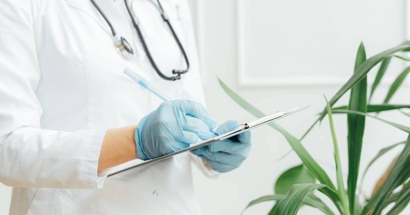 Ilustrasi petugas vaksin - Pexels/Anthony Shkraba