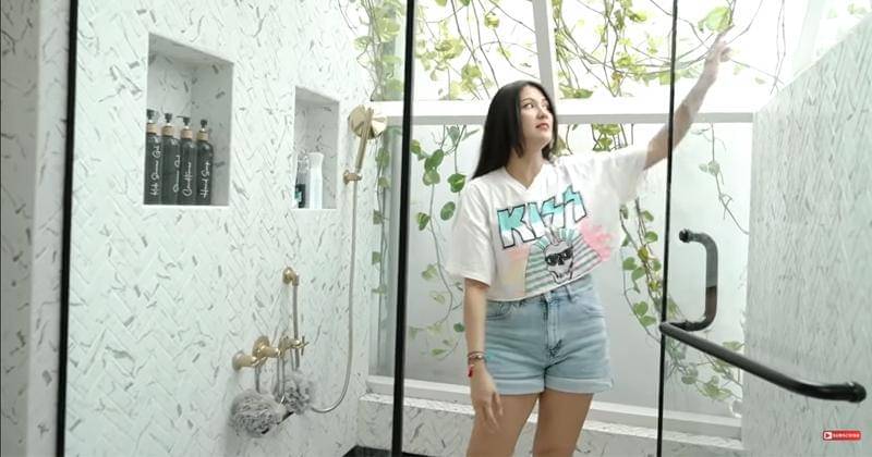 Youtube.com/Sharena Delon - Party Of Four