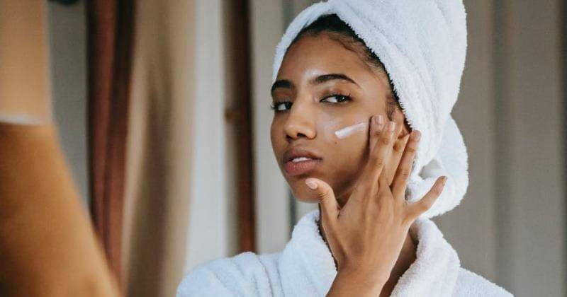 joker with card - Pexels/Sora Shimazaki