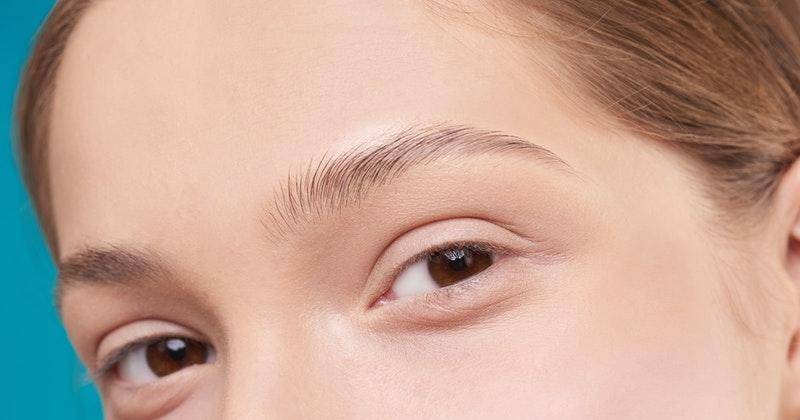 6 Tips Mengatasi Jerawat di Alis yang Mengganggu Penampilan