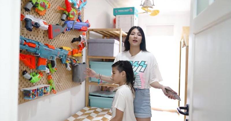 Youtube.com/Sharena Delon - Party Of Four