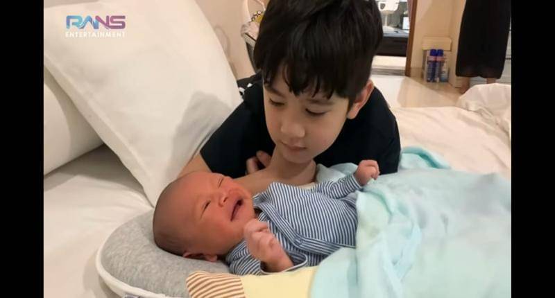 Rafatar yang sedang belajar mengasuh adiknya, Rayyanza - Rans Entertainment/Youtube.com