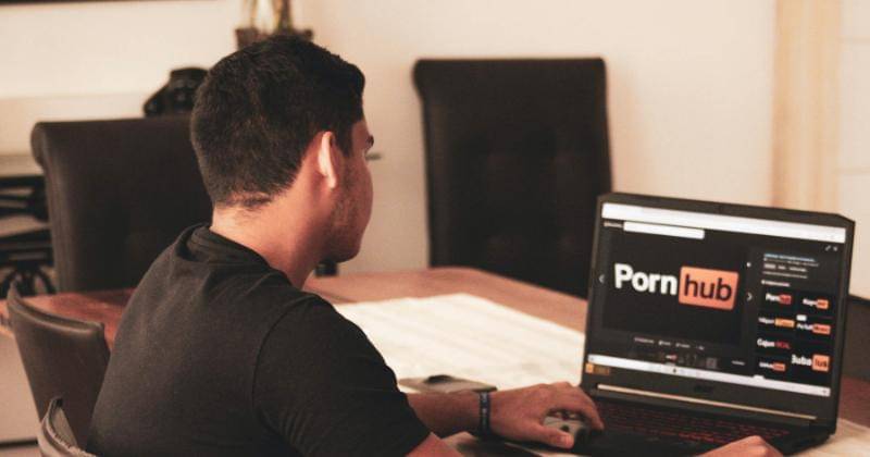 Ilustrasi pria sedang menonton film porno dan akan masturbasi. - Unsplash/Franco Alva