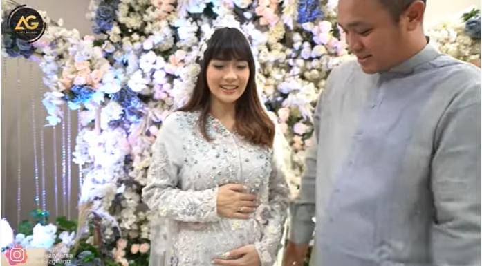 Acara tasyakuran 4 bulan kehamilan Adiez dan Gilang. - YouTube: Adiez Gilang
