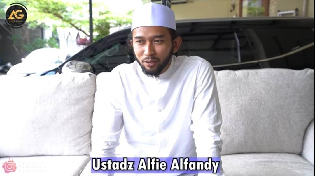 Acara tasyakuran 4 bulan kehamilan Adiez dan Gilang. - YouTube: Adiez Gilang