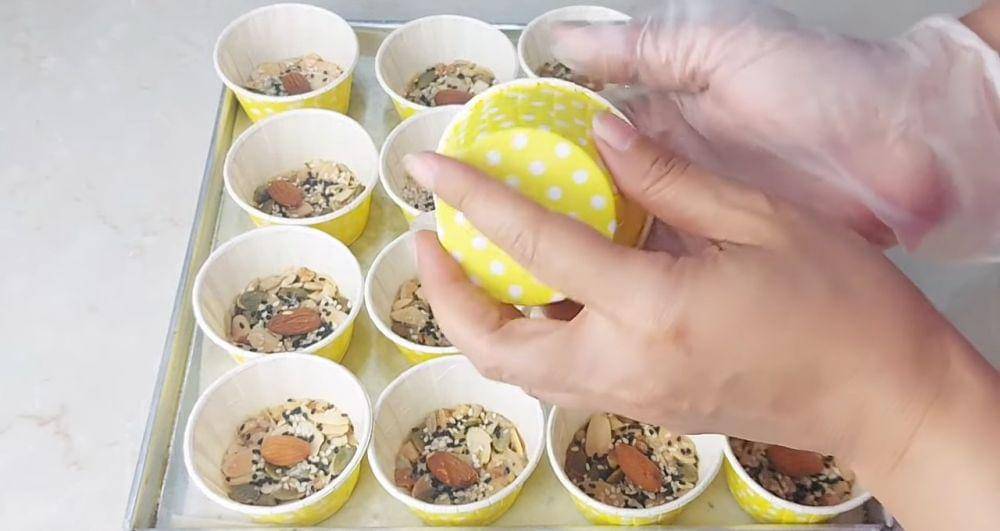 Ilustrasi melepas Florentine Cookies dari cupcake (YouTube.com/Faraleyama)