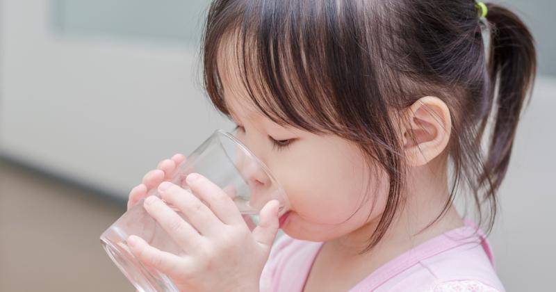 Out of The Box! Ini 4 Cara Supaya Anak Suka Minum Air di Rumah