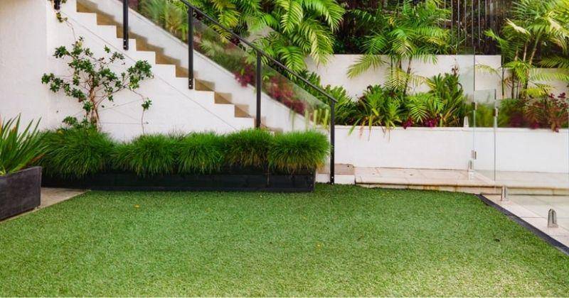 6 Kekurangan Rumput Sintetis sebagai Dekorasi Rumah