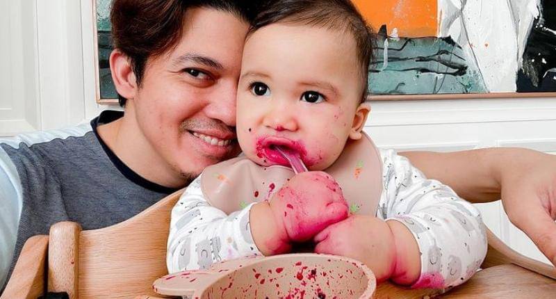 Ukkasya sedang makan buah naga. Kapan bayi mama boleh menirunya? - Instagram @irwansyah_15