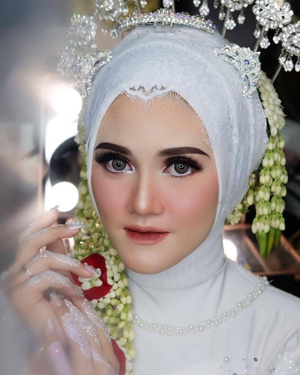 Instagram/fadhilahallymakeup