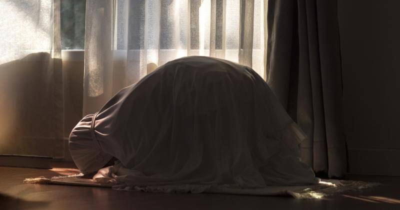 7 manfaat sujud saat salat untuk ibu hamil - Shutterstock