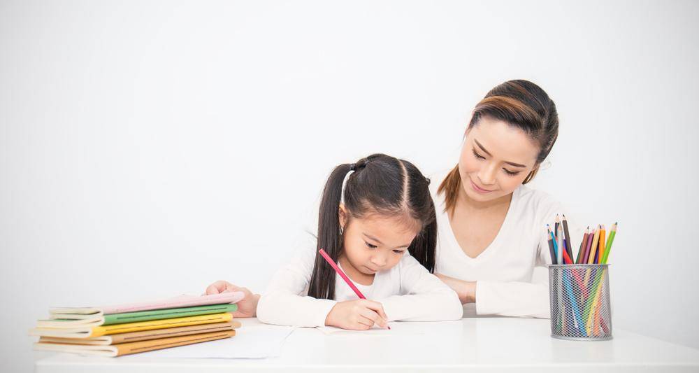 Mama menemani si kecil belajar (Shutterstock/paulaphoto) - Mama menemani si kecil belajar (Shutterstock/paulaphoto)