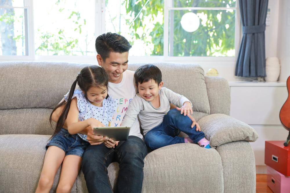 Papa bermain bersama si Kecil (Shutterstock.com/feeling lucky) - Papa bermain bersama si Kecil (Shutterstock.com/feeling lucky)